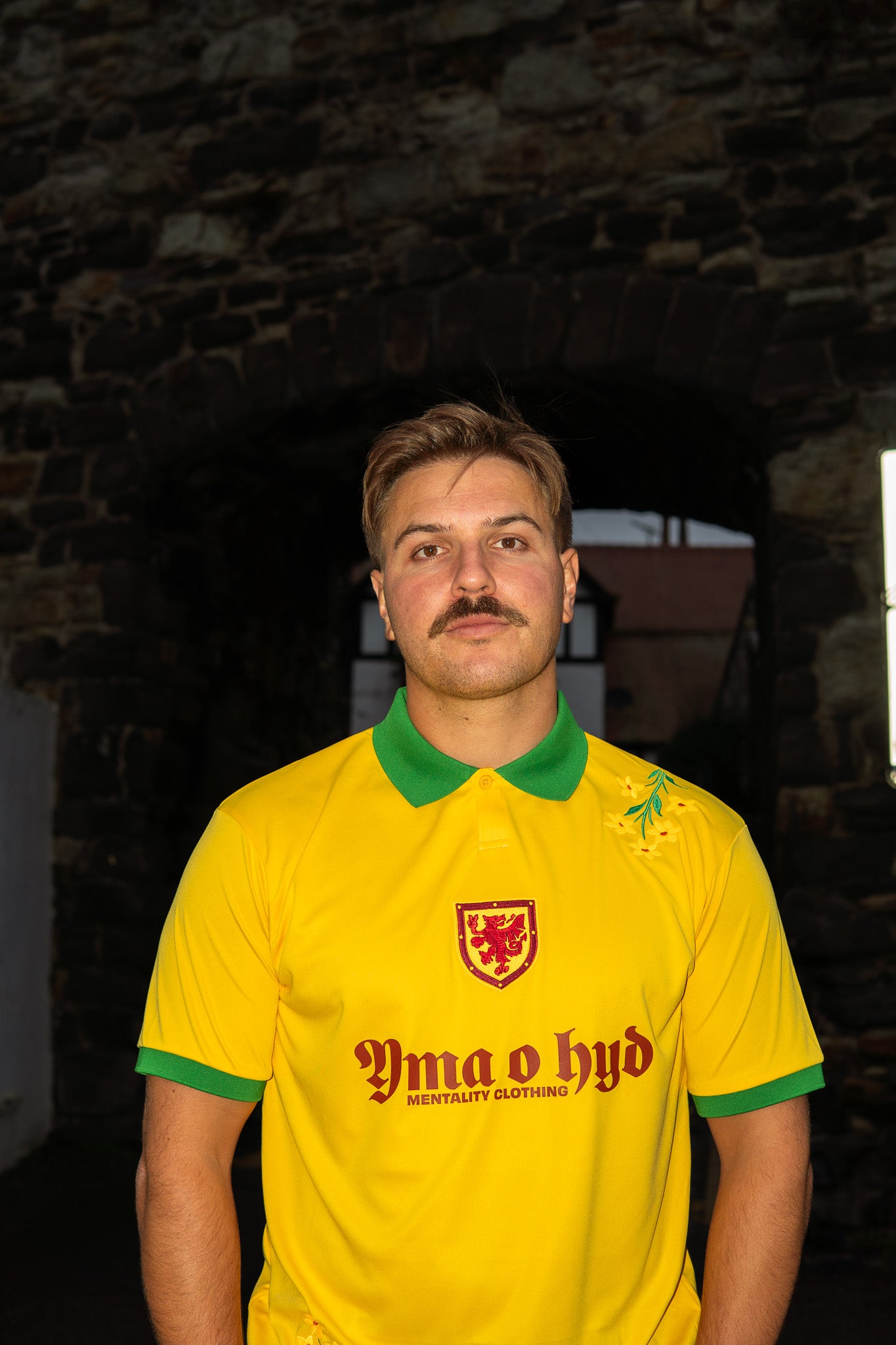 Yma o hyd retro jersey